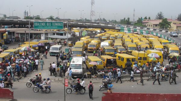 People throng around the Obalende Bus Terminus, where market stall holders try to sell good to the traveling public,  in Lagos, Nigeria, Wednesday, Nov. 16, 2011. - Sputnik Africa
