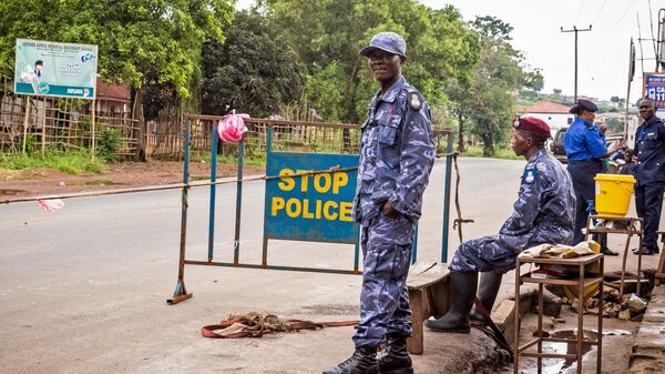 Police guard a roadblock as Sierra Leone government enforces a three day lock down on movement of all people in an attempt to fight the Ebola virus, in Freetown, Sierra Leone, Friday, Sept. 19, 2014.  - Sputnik Africa