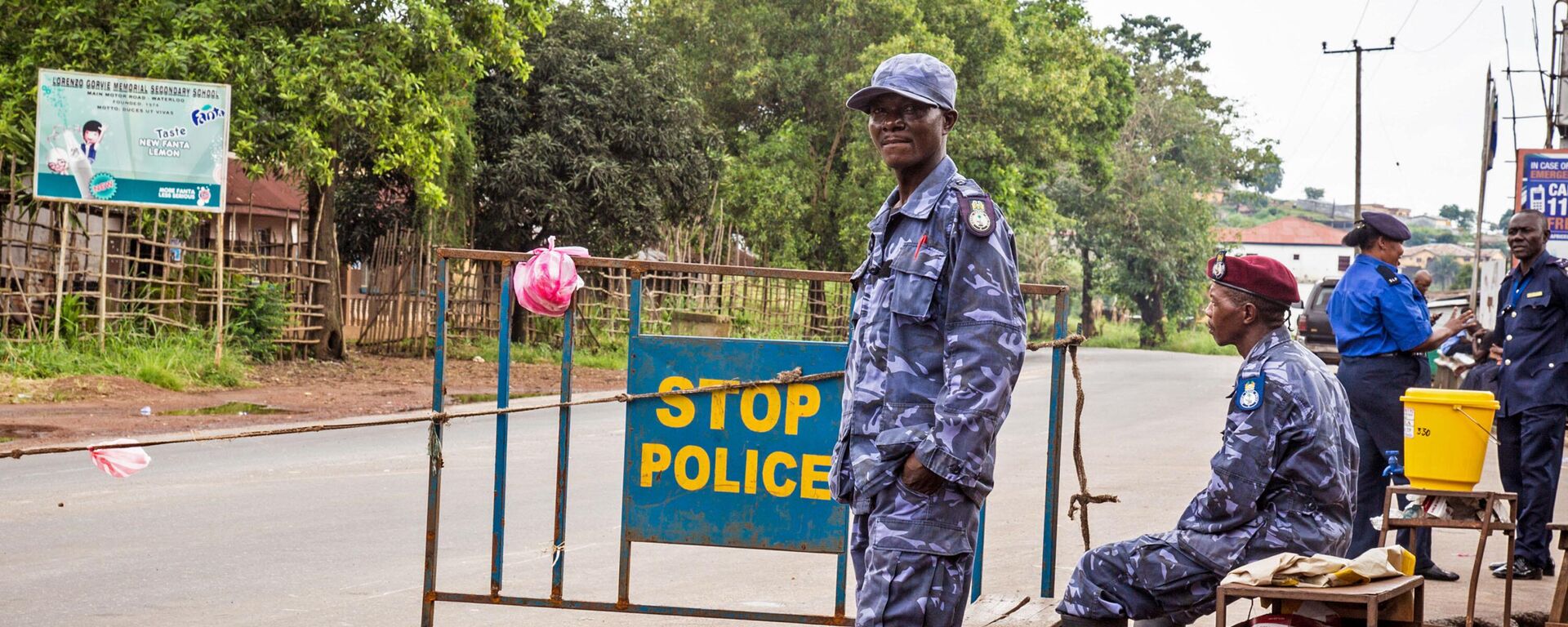 Police guard a roadblock as Sierra Leone government enforces a three day lock down on movement of all people in an attempt to fight the Ebola virus, in Freetown, Sierra Leone, Friday, Sept. 19, 2014.  - Sputnik Africa, 1920, 26.11.2023