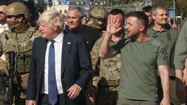 British Prime Minister Boris Johnson and Ukrainian President Volodymyr Zelensky walk down the street in central Kiev for a photo op, August 24, 2022. - Sputnik Afrique