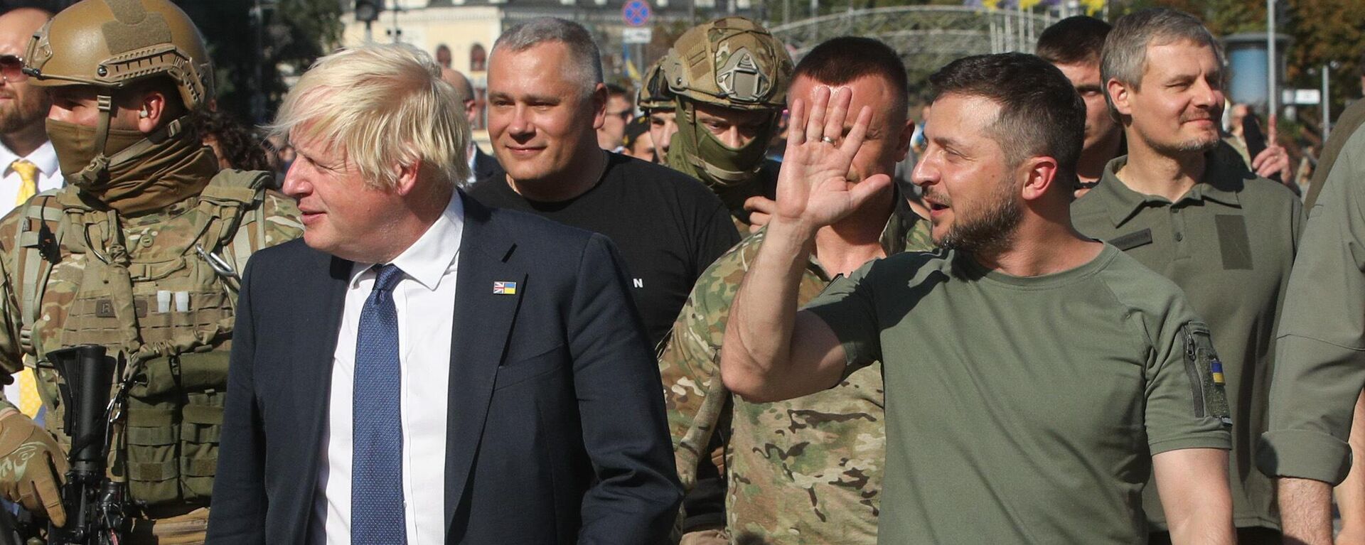 British Prime Minister Boris Johnson and Ukrainian President Volodymyr Zelensky walk down the street in central Kiev for a photo op, August 24, 2022. - Sputnik Africa, 1920, 26.11.2023