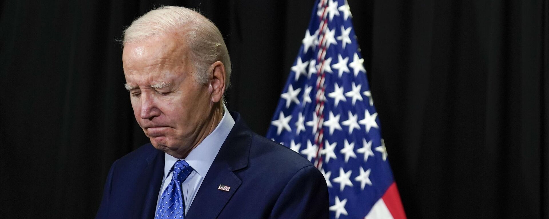 President Joe Biden pauses as he speaks to reporters in Nantucket, Mass., Sunday, Nov. 26, 2023, about hostages freed by Hamas in a third set of releases under a four-day cease-fire deal between Israel and Hamas.  - Sputnik Africa, 1920, 27.11.2023