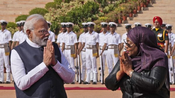 Indian Prime Minister Narendra Modi, left, greets Tanzanian President Samia Suluhu Hassan, upon her arrival at the Indian presidential palace, in New Delhi, India, Monday, Oct. 9, 2023.  - Sputnik Africa