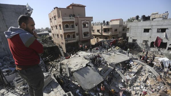 Des Palestiniens cherchent des survivants après une frappe israélienne sur la bande de Gaza à Rafah, le samedi 23 novembre 2023.  - Sputnik Afrique
