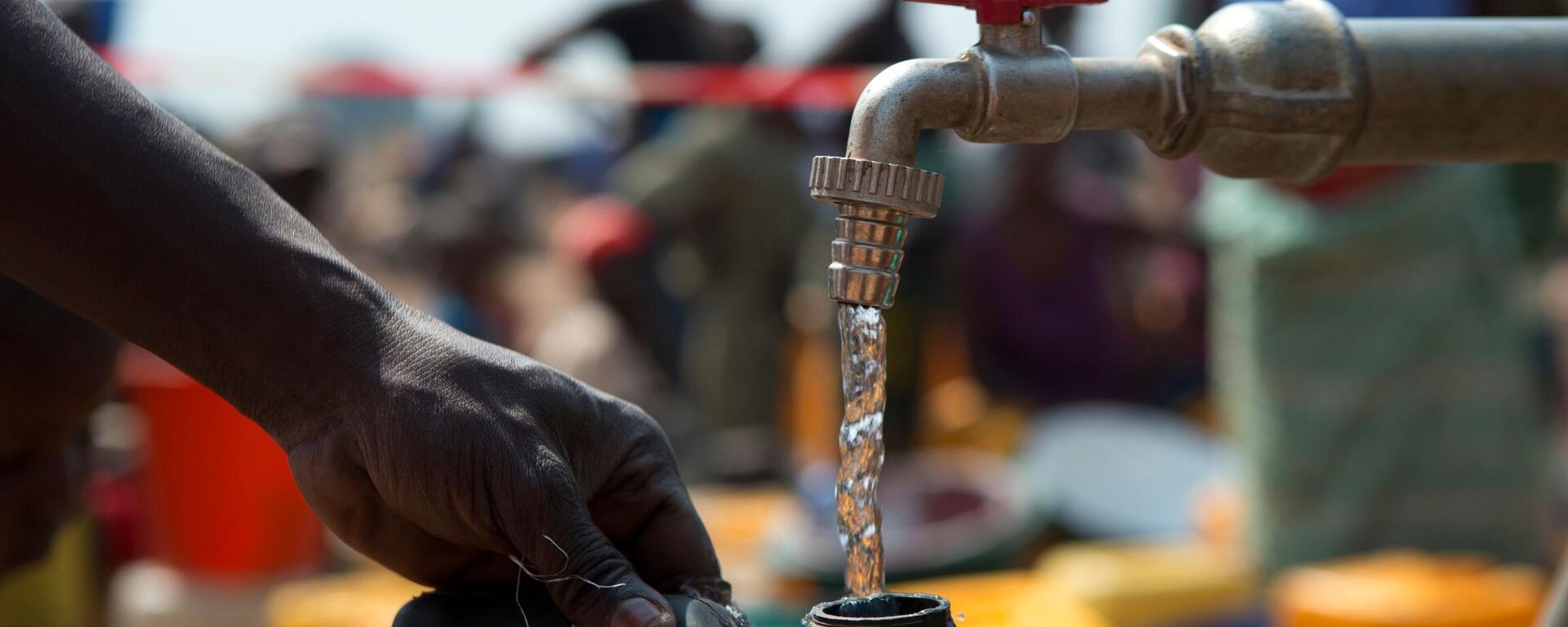 People displaced by violence fill jerrycans with water trucked in by the International Committee for the Red Cross, at a makeshift camp housing an estimated 100,000 people, at Mpoko Airport in Bangui, Central African Republic, Tuesday, Jan. 7, 2014.   - Sputnik Africa, 1920, 23.07.2024