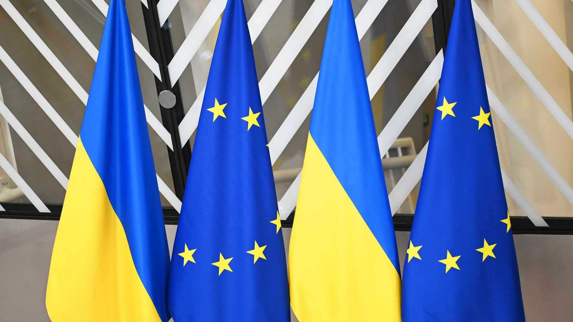 State flags of Ukraine and flags with symbols of the European Union during the European Union summit in Brussels. - Sputnik Africa, 1920, 30.11.2023