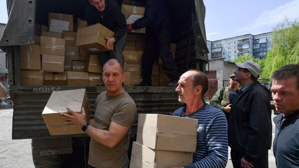 Residents of Pervomaisk unload humanitarian aid from the Russian Federation. - Sputnik Africa