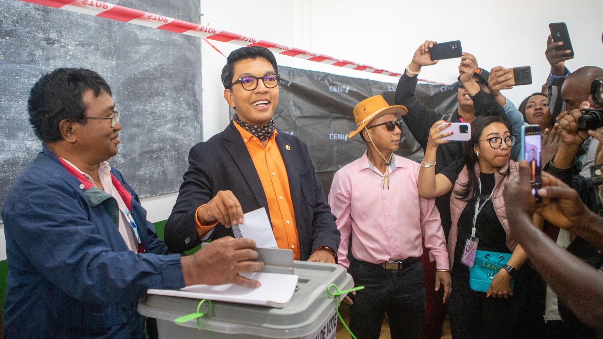 Madagascar President Andry Rajoelina (2nd L) casts his ballot at a polling station in Ambatobe, Antananarivo, on November 16, 2023, during the first round of the Madagascar presidential election. - Sputnik Africa, 1920, 30.11.2023