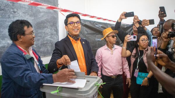 Madagascar President Andry Rajoelina (2nd L) casts his ballot at a polling station in Ambatobe, Antananarivo, on November 16, 2023, during the first round of the Madagascar presidential election. - Sputnik Africa