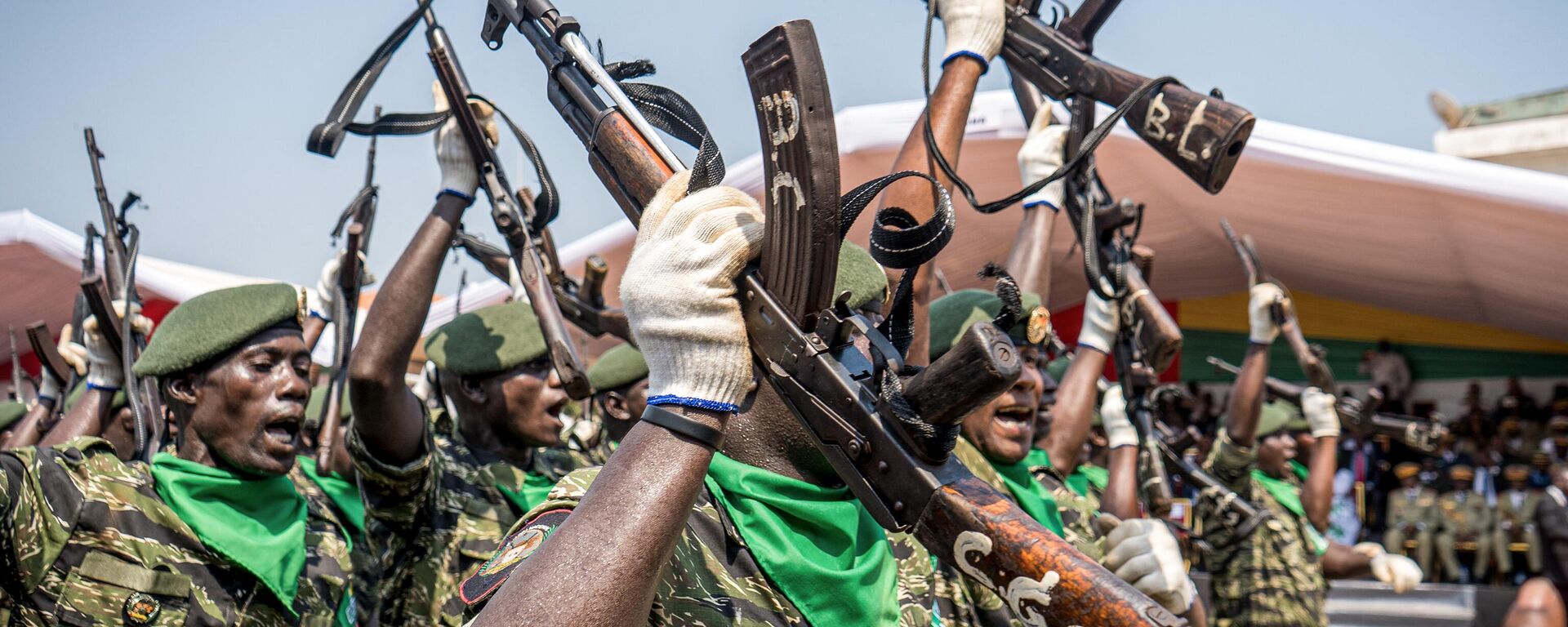 Soldiers with the People's Revolutionary Armed Forces (FARP) hold their guns in the air during Guinea-Bissau’s 50th Independence Day celebrations in Bissau on November 16, 2023. - Sputnik Africa, 1920, 01.12.2023