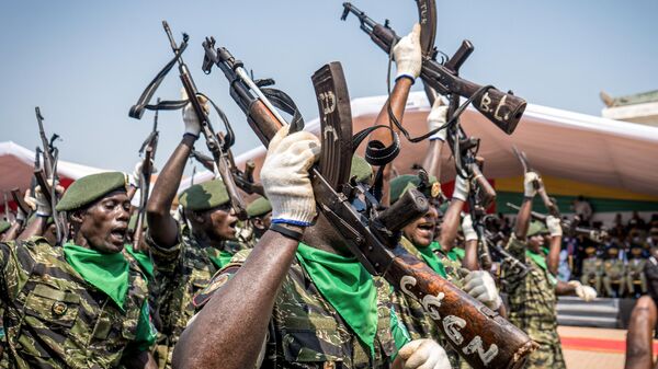 Soldiers with the People's Revolutionary Armed Forces (FARP) hold their guns in the air during Guinea-Bissau’s 50th Independence Day celebrations in Bissau on November 16, 2023. - Sputnik Africa