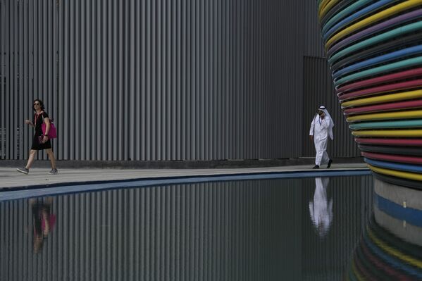 People walk through the venue for the COP28 U.N. Climate Summit, Thursday, Nov. 30, 2023, in Dubai, United Arab Emirates. - Sputnik Africa