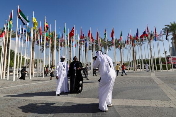 Delegates have their pictures taken at the venue of the COP28 United Nations climate summit in Dubai on November 30, 2023. The UN climate conference opens in Dubai on November 30 with nations under pressure to increase the urgency of action on global warming and wean off fossil fuels, amid intense scrutiny of oil-rich hosts UAE. - Sputnik Africa