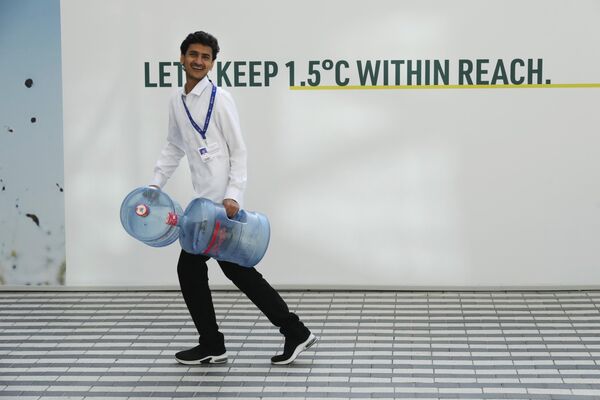 FILE - A man carries water containers ahead of the COP28 U.N. Climate Summit, Wednesday, Nov. 29, 2023, in Dubai, United Arab Emirates. - Sputnik Africa