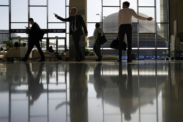 People walk through the venue at the COP28 U.N. Climate Summit, Friday, Dec. 1, 2023, in Dubai, United Arab Emirates. - Sputnik Africa