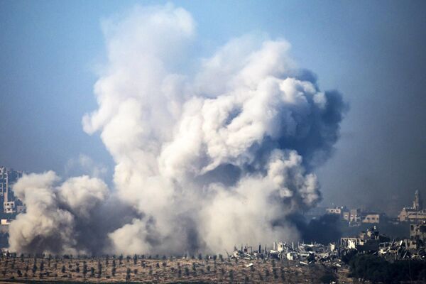 This picture taken from southern Israel near the border with the Gaza Strip shows smoke rising from buildings after being hit by Israeli strikes in the battles between Israel and Hamas militants, on December 1, 2023. - Sputnik Africa