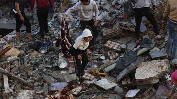 Палестинцы осматривают разрушения после израильского удара в Рафахе на юге сектора Газа - Sputnik Afrique