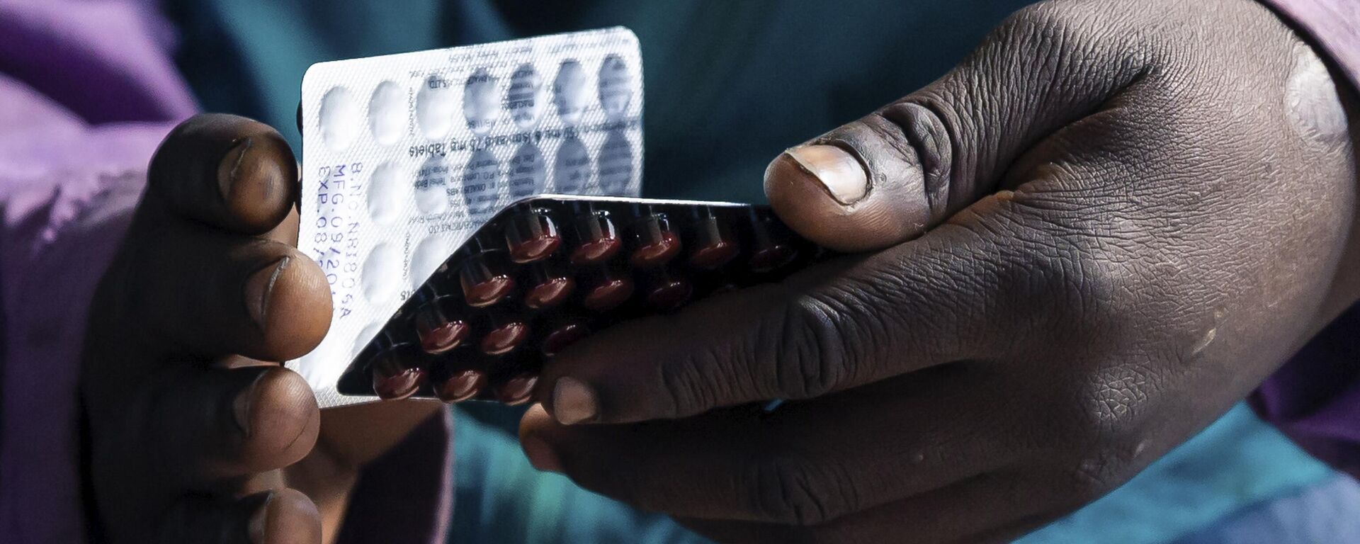 Blessing Chingwaru, 29, an HIV positive TB patient, holds a packet of tablets received as part of his treatment at Rutsanana Polyclinic in Glen Norah township, Harare June 24, 2019. - Sputnik Africa, 1920, 01.12.2023