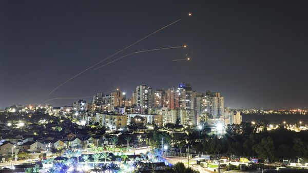Le système de défense aérienne israélien Iron Dome tire pour intercepter une roquette tirée depuis la bande de Gaza.  - Sputnik Afrique