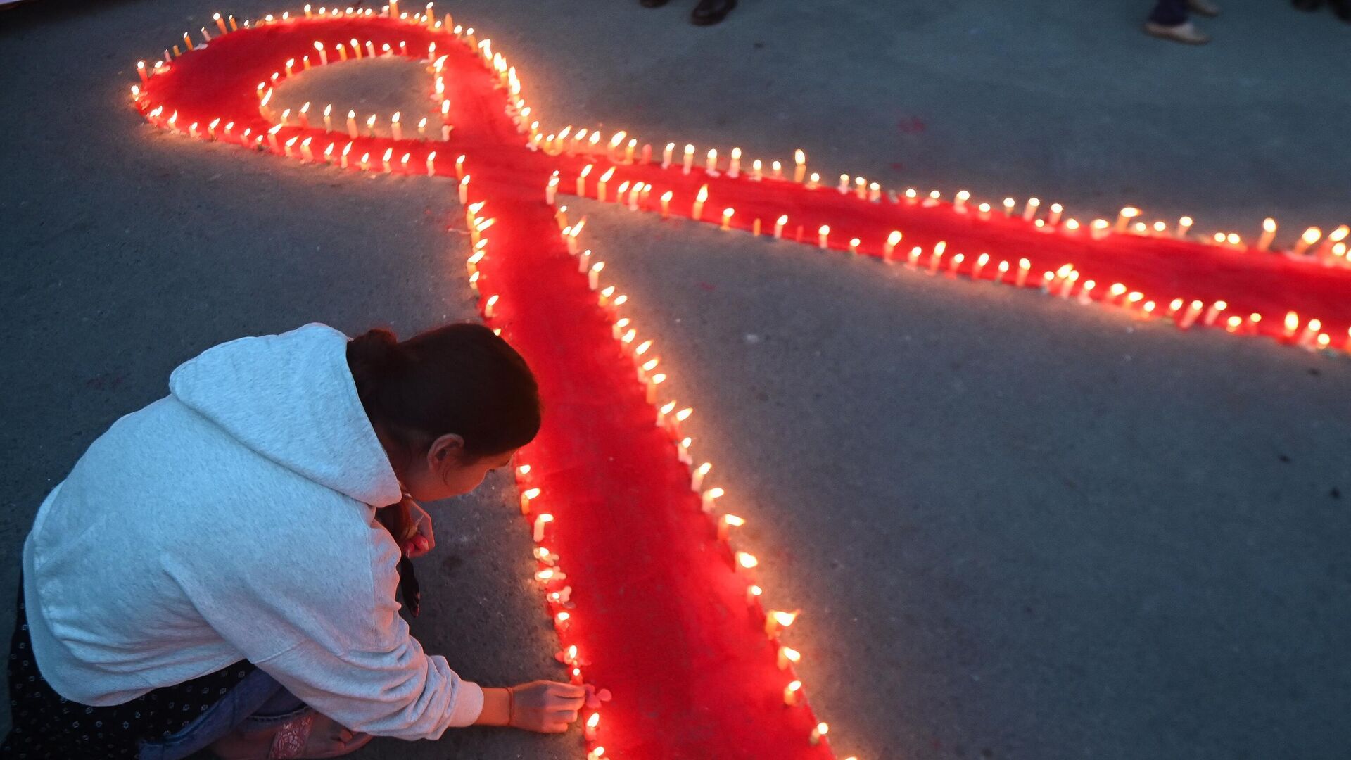 Volunteers’ light candles arranged in a red ribbon shape during an awareness event organised on the eve of ‘World AIDS day’ in Kathmandu on November 30, 2023. - Sputnik Africa, 1920, 02.12.2023