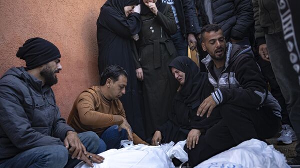 Palestinians mourn their relatives killed in the Israeli bombardment of the Gaza Strip, in the hospital in Khan Younis, Saturday, Dec. 2, 2023. - Sputnik Africa