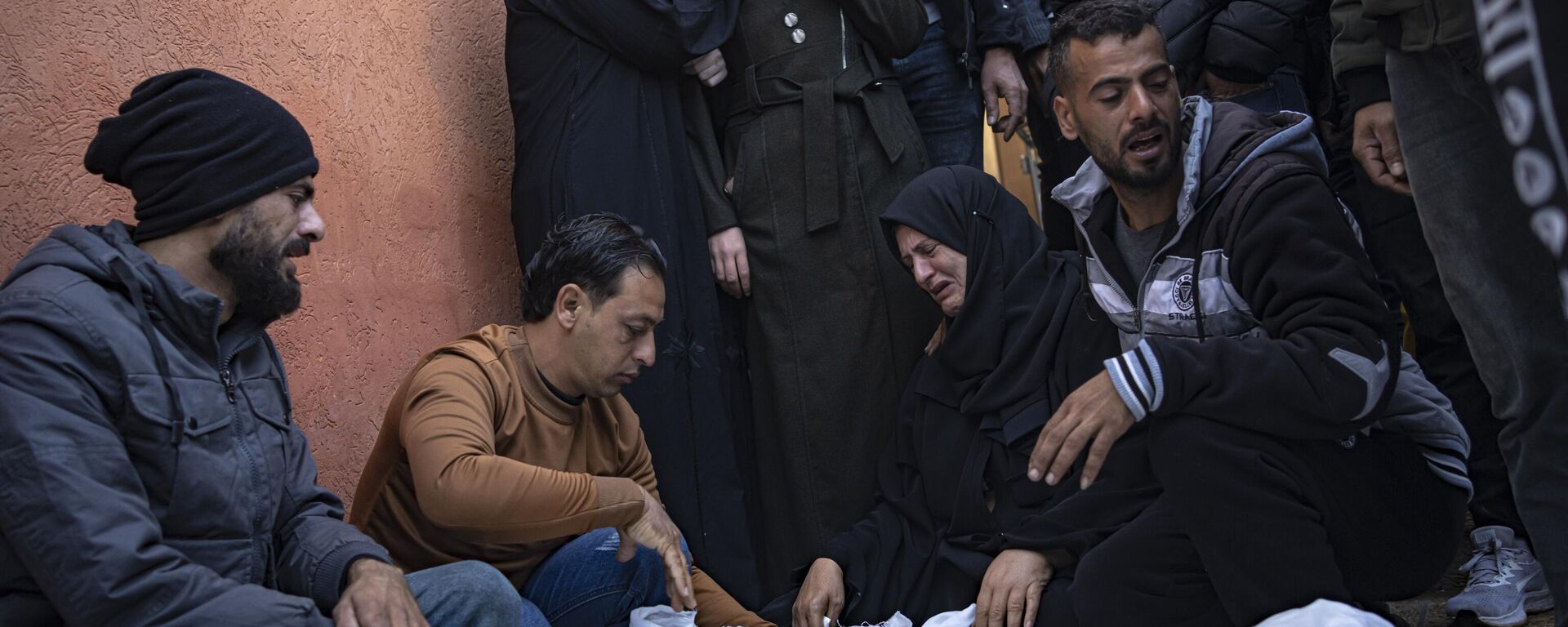 Palestinians mourn their relatives killed in the Israeli bombardment of the Gaza Strip, in the hospital in Khan Younis, Saturday, Dec. 2, 2023. - Sputnik Africa, 1920, 02.12.2023