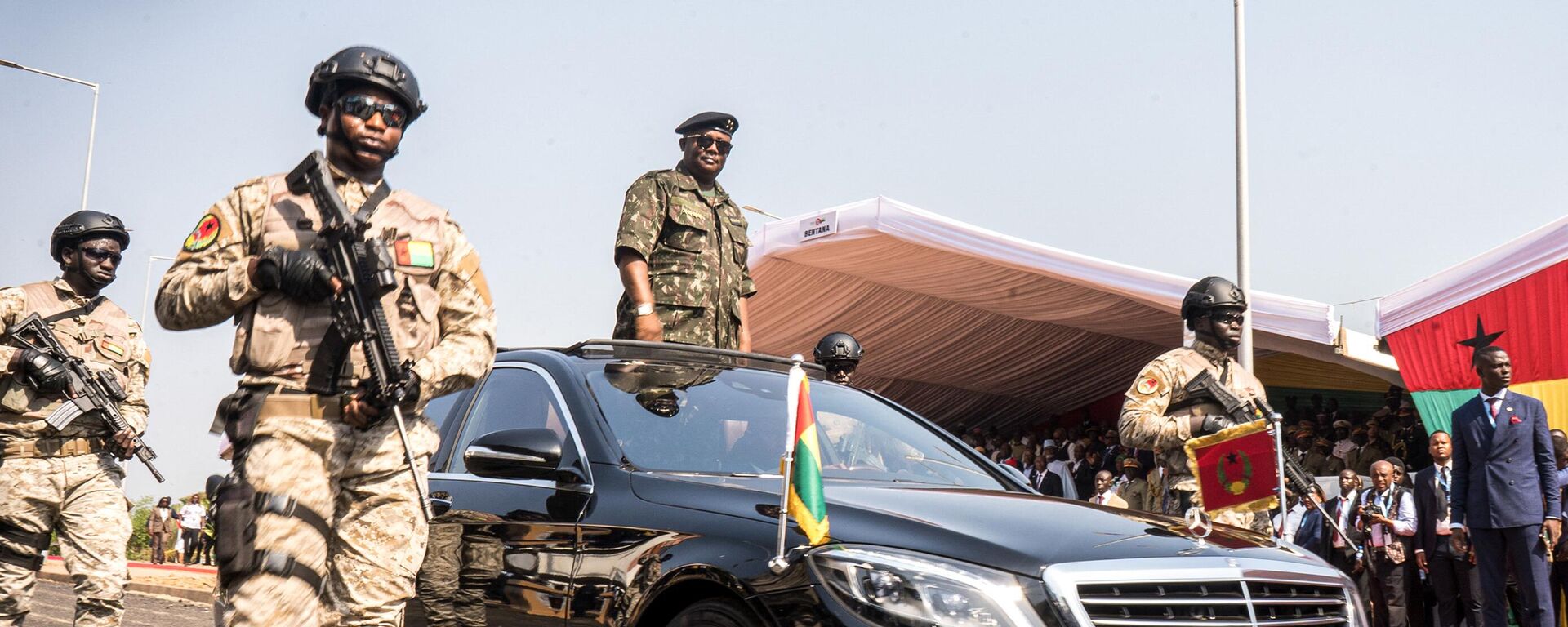 President of Guinea-Bissau Umaro Sissoco Embalo (C) stands in his car during Guinea-Bissau’s 50th Independence Day celebrations in Bissau on November 16, 2023.  - Sputnik Africa, 1920, 03.12.2023