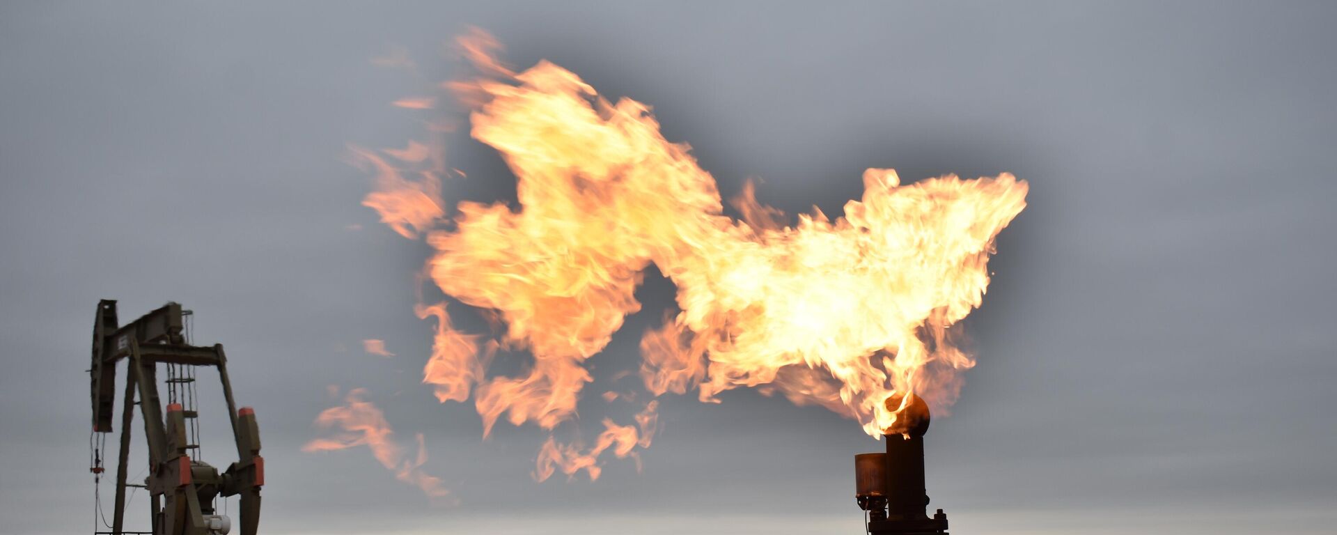 A flare burns natural gas at an oil well Aug. 26, 2021, in Watford City, N.D. Consumers of natural gas are facing the prospect of much higher heating bills this winter.  - Sputnik Africa, 1920, 03.12.2023
