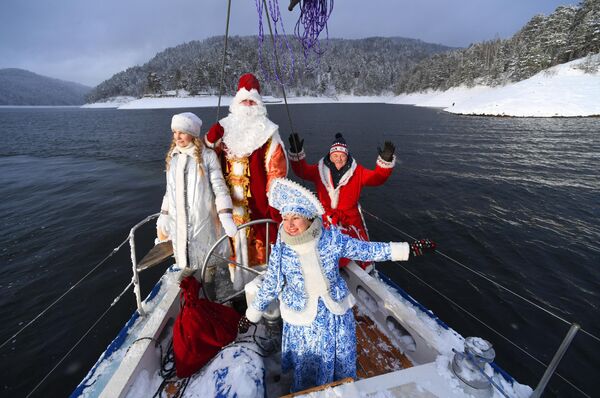 Members of the Skipper yacht club and their guests in carnival outfits are holding an event dedicated to the end of the 2023 yachting season and the upcoming New Year, on a cruising yacht in the waters of the Krasnoyarsk reservoir of the Yenisei River. - Sputnik Africa