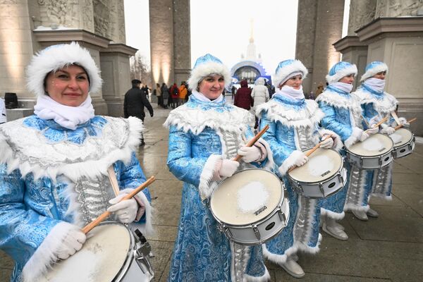 International exhibition-forum &quot;Russia&quot;. Parade of the Snow Maidens at the main entrance arch. - Sputnik Africa