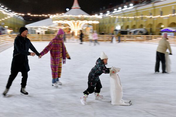 Visitors at the opening of the skating rink at Nikolsky Rows in St. Petersburg. - Sputnik Africa