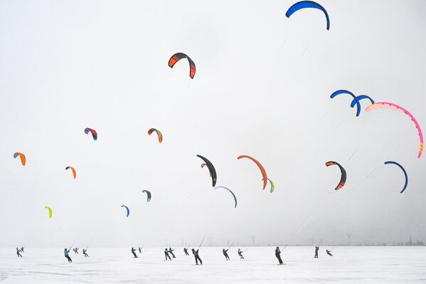 Participants of the Siberian Cup in snowkiting and winter windsurfing at the start of the race in the Marathon discipline on the ice of the Novosibirsk reservoir. - Sputnik Africa