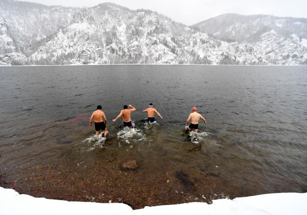 Members of the winter swimming club &quot;Dolphin&quot; before a swim in the Yenisei River on the first calendar day of winter in Divnogorsk town. - Sputnik Africa