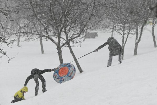People go tubing on Leninsky Prospekt in Moscow during heavy snowfall. - Sputnik Africa