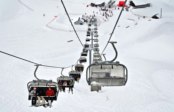 Vacationers on the ski lift of the Krasnaya Polyana ski resort in Sochi. - Sputnik Africa