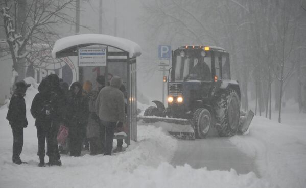 Municipal equipment clears snow from Maria Ulyanova Street in Moscow. - Sputnik Africa