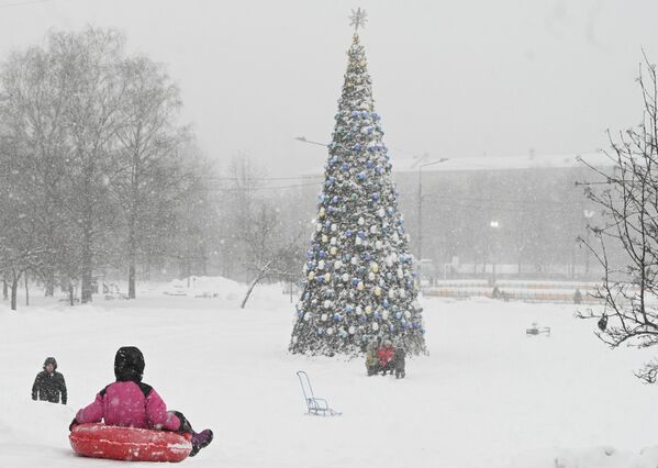 People go tubing during a heavy snowfall in the capital. - Sputnik Africa