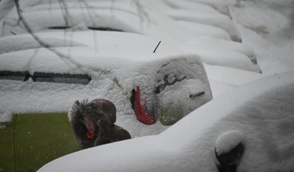 Snow-covered cars in the yard on Leninsky Avenue. - Sputnik Africa