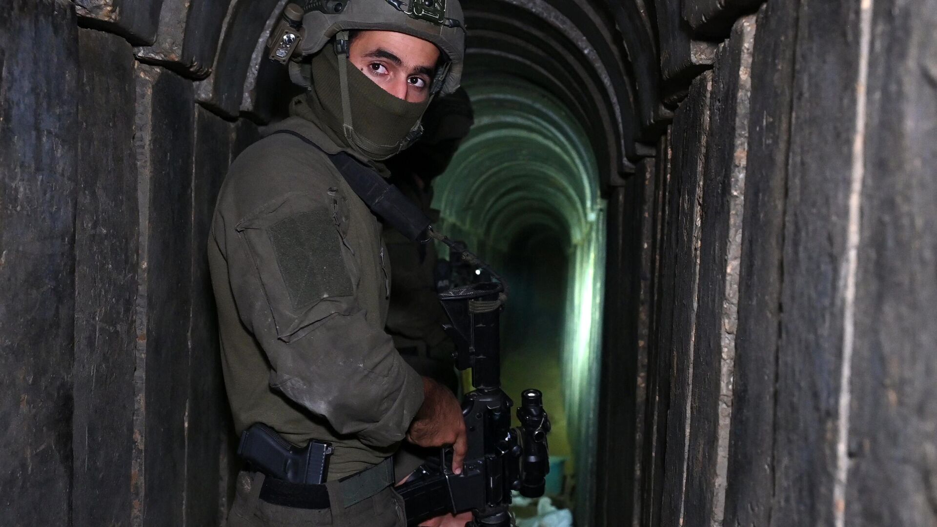 A soldier stands in what the Israeli army says is a tunnel dug by Hamas militants inside the Al-Shifa hospital complex in Gaza City in the northern Gaza Strip, amid continuing battles between Israel and the Palestinian militant group Hamas, on November 22, 2023 - Sputnik Africa, 1920, 05.12.2023