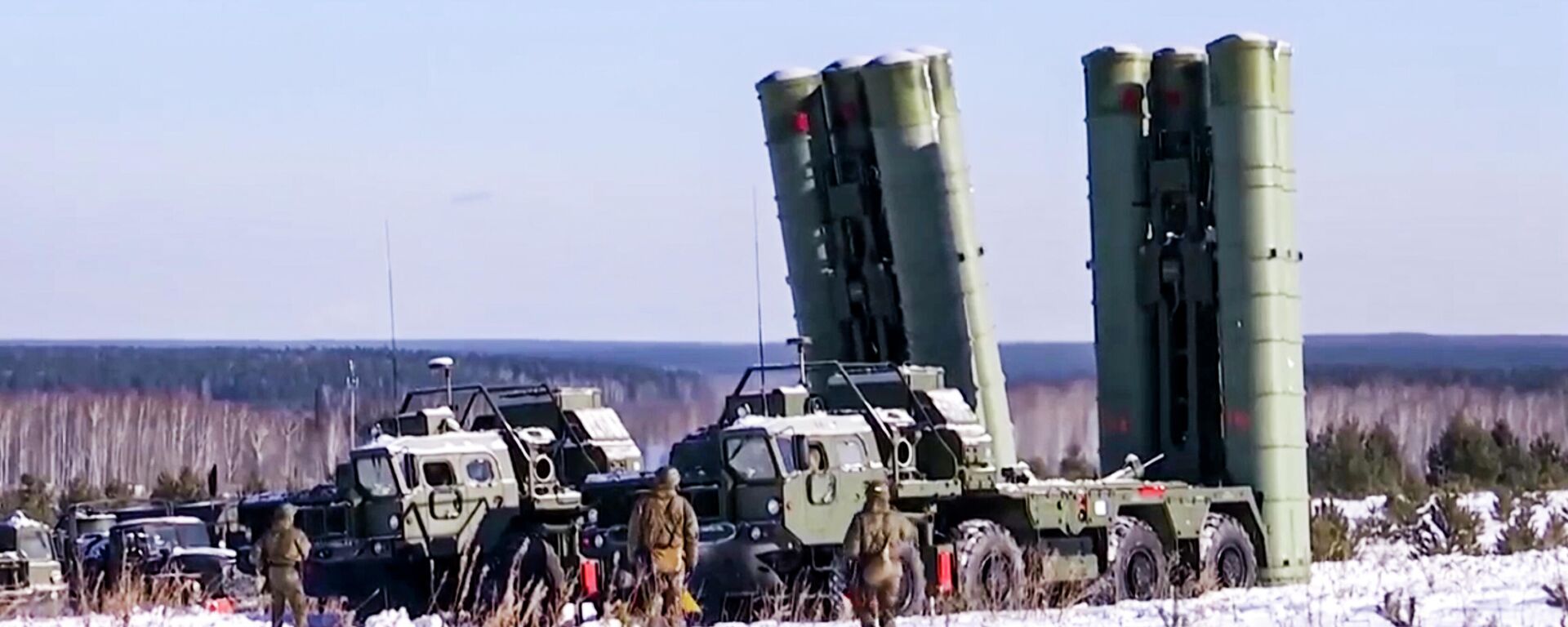 In this photo taken from video and released by the Russian Defense Ministry Press Service on Thursday, Jan. 27, 2022, Russian S-400 Triumf surface-to-air missile systems attend a military drills in Sverdlovsk region, Ural, in Russia - Sputnik Africa, 1920, 05.12.2023