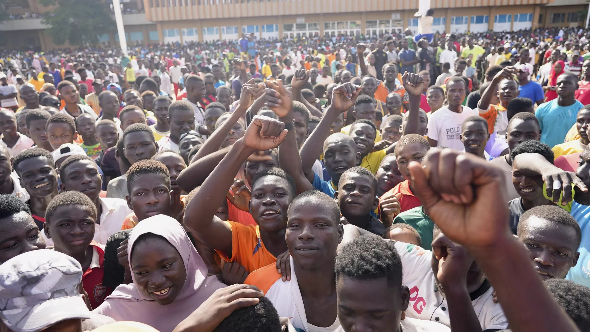 Young people gather to register to volunteer to fight for the country as part of a volunteer initiative, in Niamey, Niger, Saturday, Aug. 19, 2023.  - Sputnik Afrique, 1920, 23.12.2023