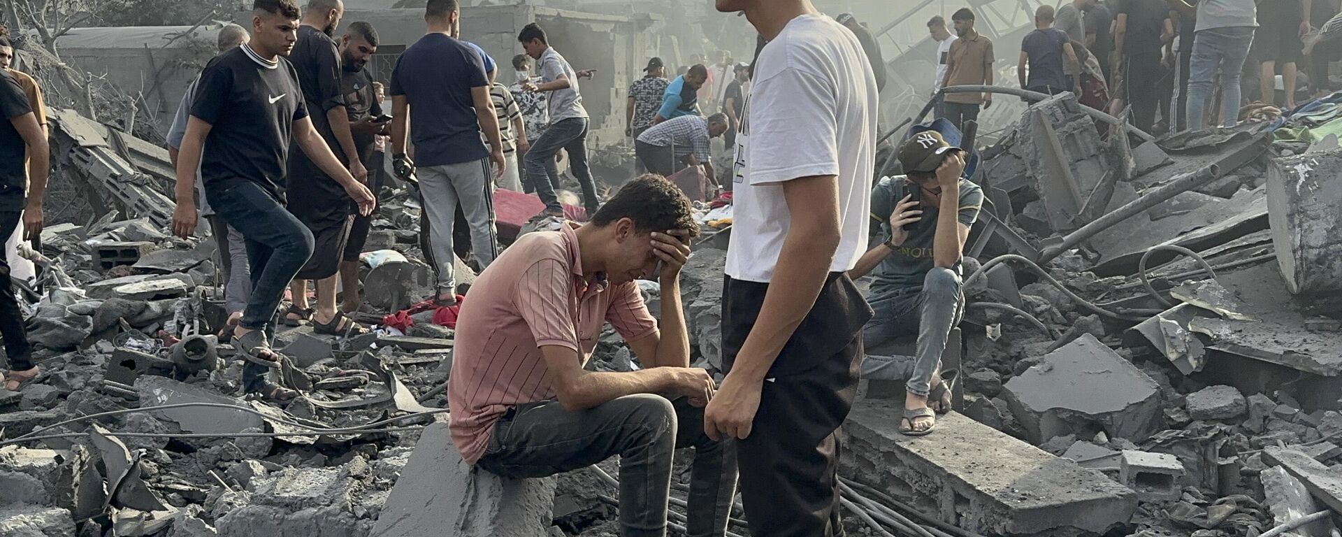 Palestinians look for survivors following Israeli airstrike in Nusseirat refugee camp, Gaza Strip, Tuesday, Oct. 31, 2023.  - Sputnik Africa, 1920, 30.11.2024