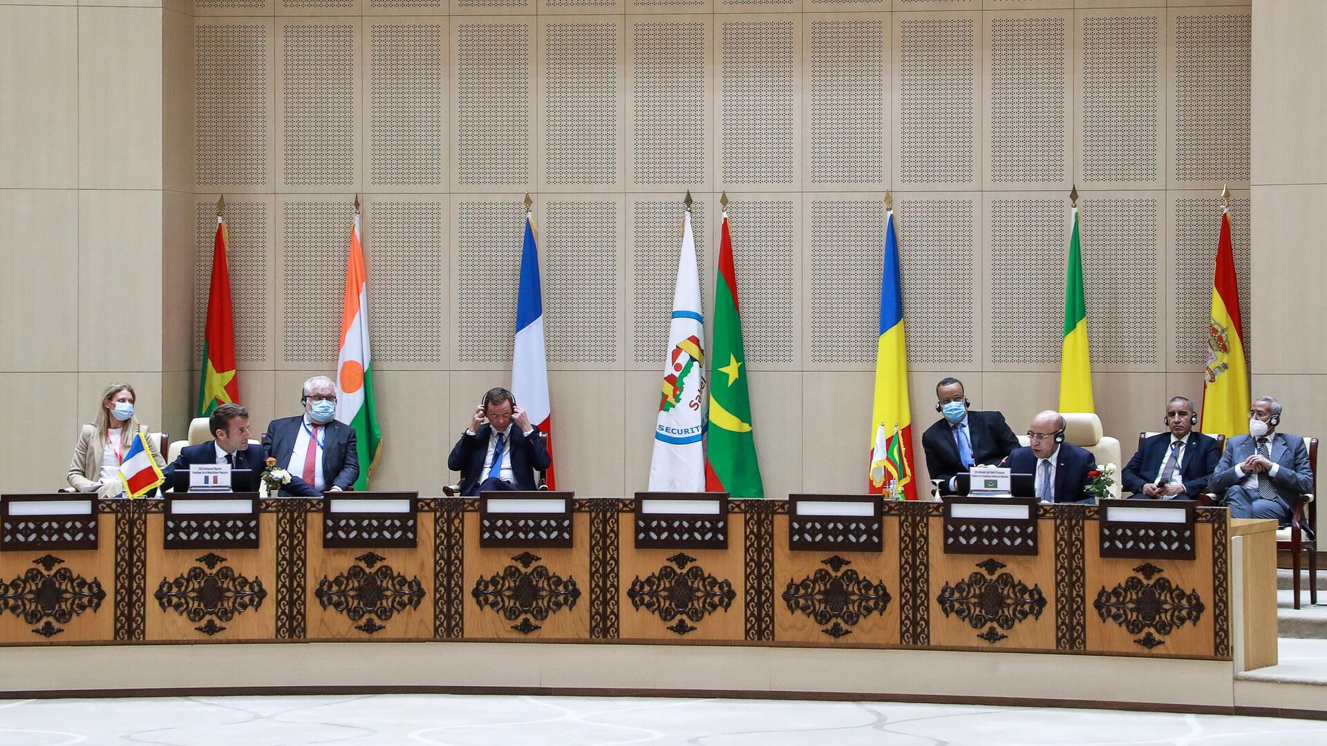 French President Emmanuel Macron, second left, listens as Mauritania president Mohamed Ould Cheikh El Ghazouani, third right, speaks during the G5 Sahel summit Tuesday, June 30, 2020, in Nouakchott. Leaders from the five countries of West Africa's Sahel region, Burkina Faso, Chad, Mali, Mauritania and Niger, meet with French President Emmanuel Macron and Spanish Prime Minister Pedro Sanchez in Mauritania's capital Nouakchott on Tuesday to discuss military operations against Islamic extremists in the region, as jihadist attacks mount.  - Sputnik Africa, 1920, 06.12.2023