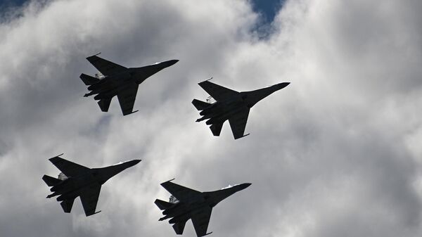 Des Su-35S russes patrouillent le ciel au-dessus de la zone de l'opération spéciale