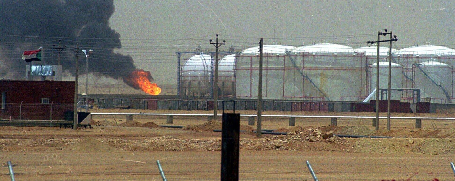 The Khartoum refinery 50 kilometers (30 miles) north of the capital is pictured Tuesday, June 20, 2000.  - Sputnik Africa, 1920, 06.12.2023