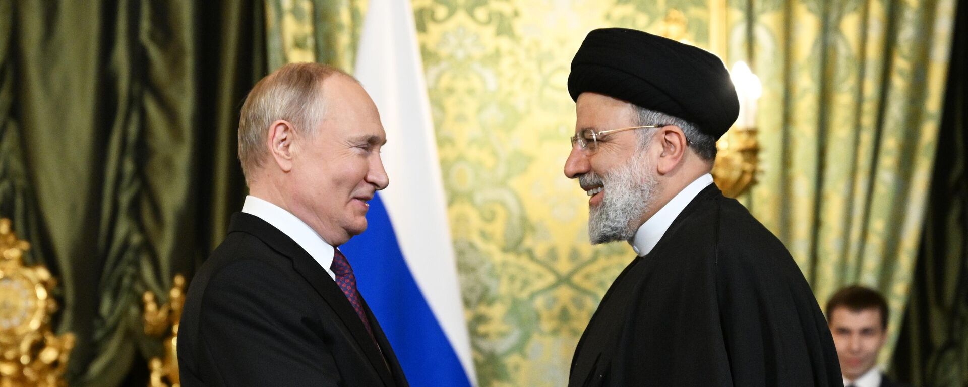 Russian President Vladimir Putin and Iranian President Ebrahim Raisi shake hands before a meeting at the Kremlin in Moscow, Russia, on December 7, 2023. - Sputnik Africa, 1920, 07.12.2023