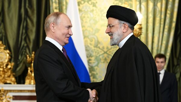 Russian President Vladimir Putin and Iranian President Ebrahim Raisi shake hands before a meeting at the Kremlin in Moscow, Russia, on December 7, 2023. - Sputnik Afrique