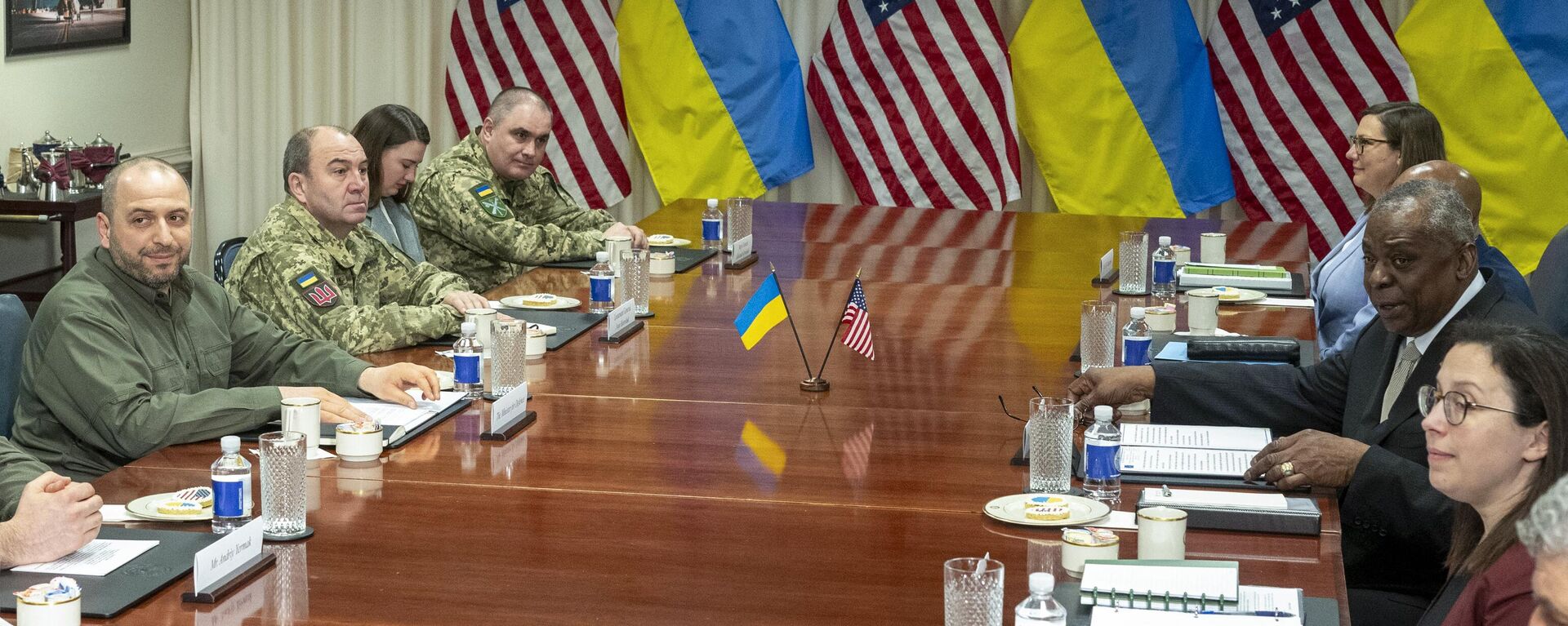 Defense Secretary Lloyd Austin, right, meets with Ukraine's Defense Minister Rustem Umerov, left, at the Pentagon on Wednesday, Dec. 6, 2023, in Washington.  - Sputnik Africa, 1920, 08.12.2023