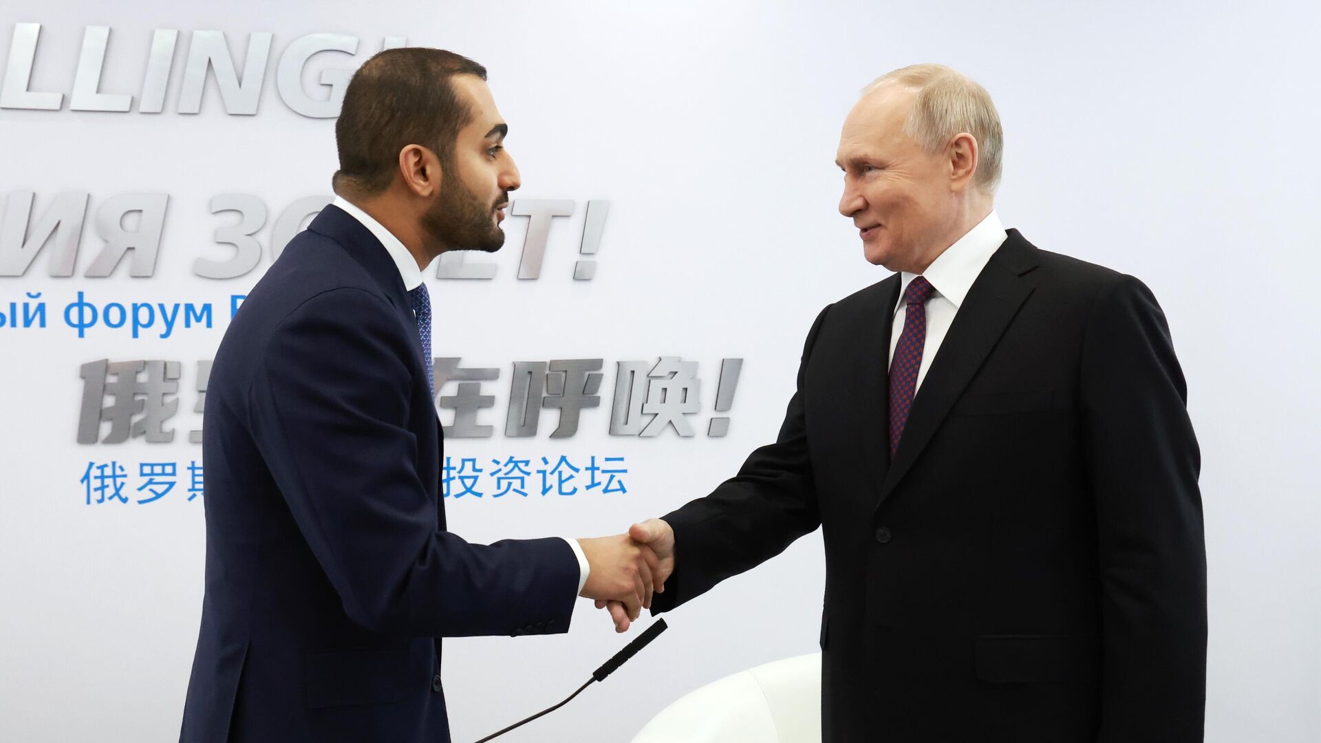 December 7, 2023. Russian President Vladimir Putin and Crown Prince, Minister of Culture, Youth and Sports of Oman Theyazin bin Haitham Al Said (left) during a conversation on the sidelines of the investment forum “Russia Calling!” - Sputnik Africa, 1920, 08.12.2023