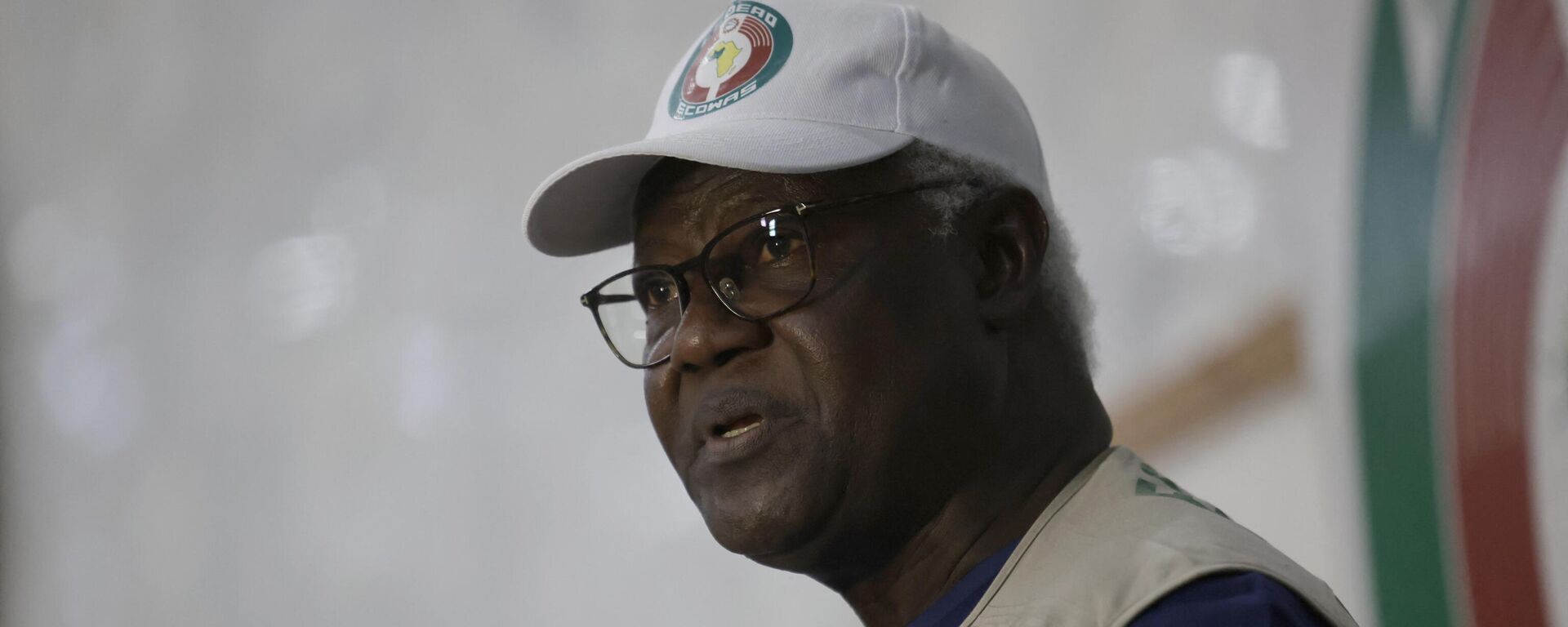 Head of The Economic Community of West African States (ECOWAS) Observation Mission and former Sierra Leone president Ernest Bai Koroma addresses a press conference in Abuja, Nigeria, on February 27, 2023, organized by the Commonwealth, the Economic Community of West African States (ECOWAS) and the Africa Union (AU) at the ECOWAS headquarter in Abuja. - Sputnik Africa, 1920, 08.12.2023